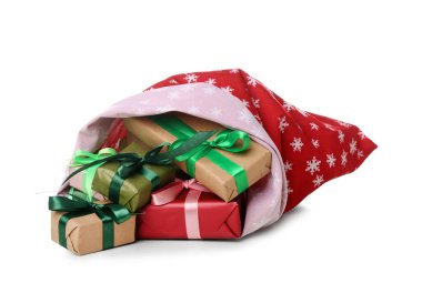Beyaz arka planda izole edilmiş hediyelerle dolu Noel Baba çantası