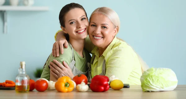 成熟的女人和她的女儿在厨房一起做饭 — 图库照片