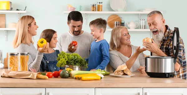 Família Feliz Com Fogão Multi Moderno Cozinha — Fotografia de Stock