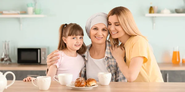 Šťastná Dospělá Žena Chemoterapii Svou Rodinou Kuchyni — Stock fotografie