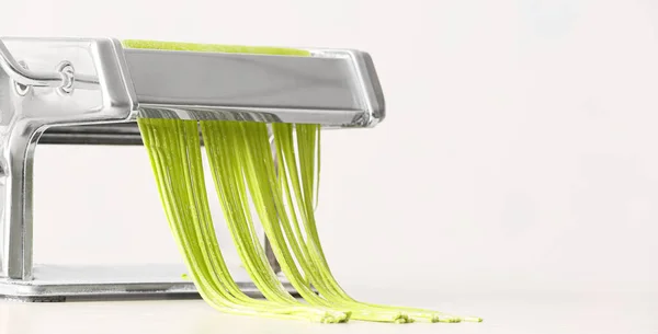 Těstoviny Stroj Zelenými Nudlemi Světlém Pozadí — Stock fotografie