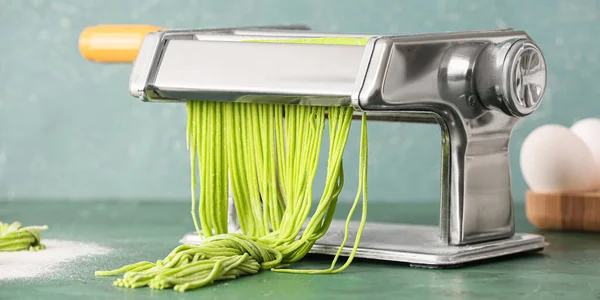 Pasta Machine Met Deeg Groene Achtergrond — Stockfoto
