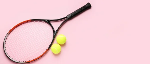 Raquete Tênis Bolas Fundo Rosa Com Espaço Para Texto — Fotografia de Stock