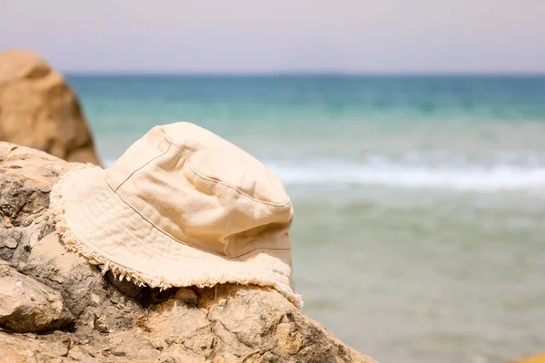 Stylish Bucket Hat Rock Sea Closeup — Stock Photo, Image
