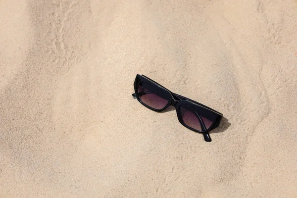 Κομψά Μαύρα Γυαλιά Ηλίου Στην Άμμο — Φωτογραφία Αρχείου