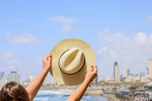 Deniz Kenarında Şık Şapkalı Bir Kadın — Stok fotoğraf