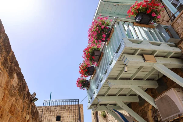 Widok Balkon Pięknymi Kwiatami Letni Dzień — Zdjęcie stockowe