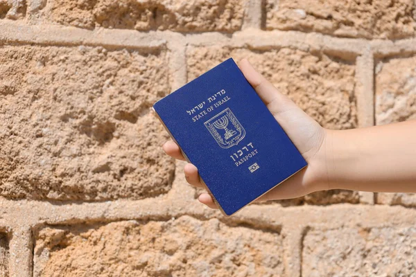 Γυναίκα Διαβατήριο Του Ισραήλ Εξωτερικούς Χώρους Κοντινό Πλάνο — Φωτογραφία Αρχείου