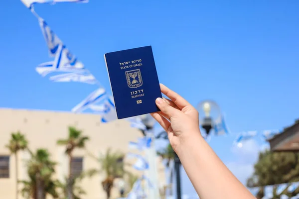 Femme Avec Passeport Israël Extérieur Gros Plan — Photo