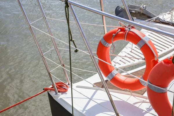 Modern Jacht Met Ringboeien Pier — Stockfoto