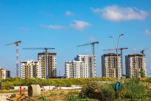 stock image View of unfinished buildings and industrial cranes