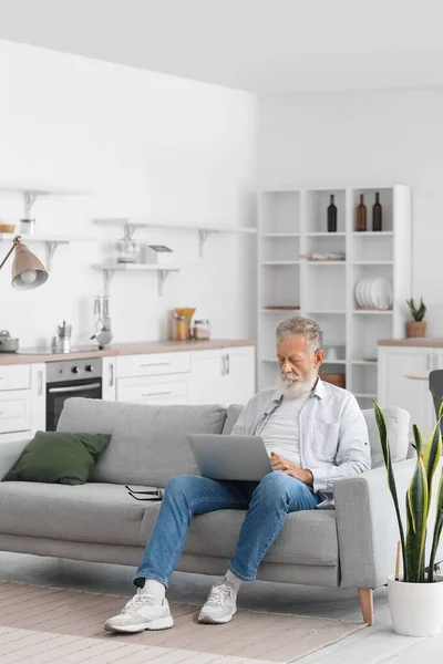 Senior Bearded Man Using Laptop Sofa Kitchen — Stock Photo, Image