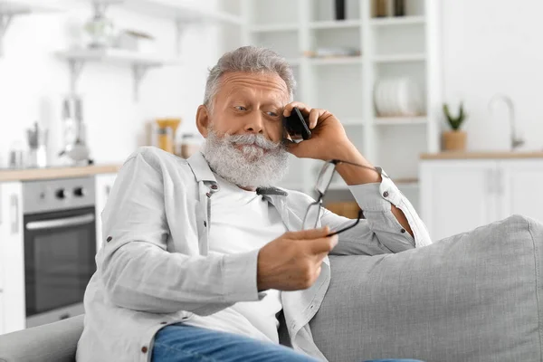 Senior Bearded Man Talking Mobile Phone Sofa Kitchen — Stock Photo, Image
