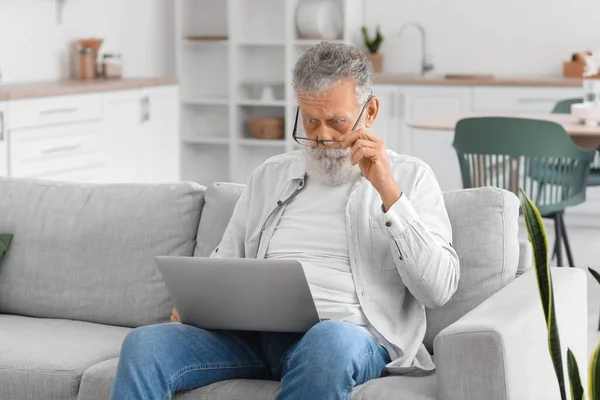 Geschokt Senior Man Met Laptop Bank Thuis — Stockfoto