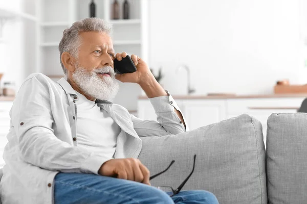 Senior Bearded Man Talking Mobile Phone Sofa Kitchen — Stock Photo, Image