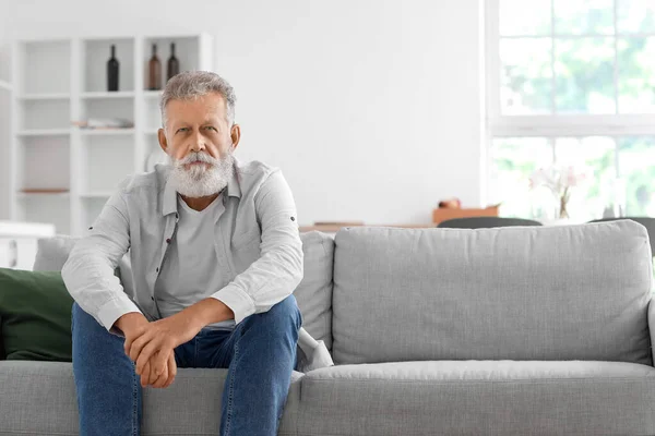 Senior Bearded Man Sitting Sofa Kitchen — Stock Photo, Image