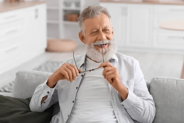 Senior Bearded Man Eyeglasses Sitting Sofa Kitchen — Stock Photo, Image