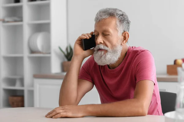 Senior Bearded Man Talking Mobile Phone Table Kitchen — Stock Photo, Image