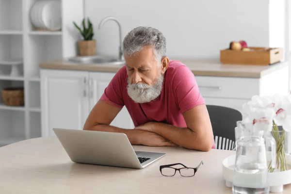 Senior Bearded Man Using Laptop Table Kitchen — Stock Photo, Image