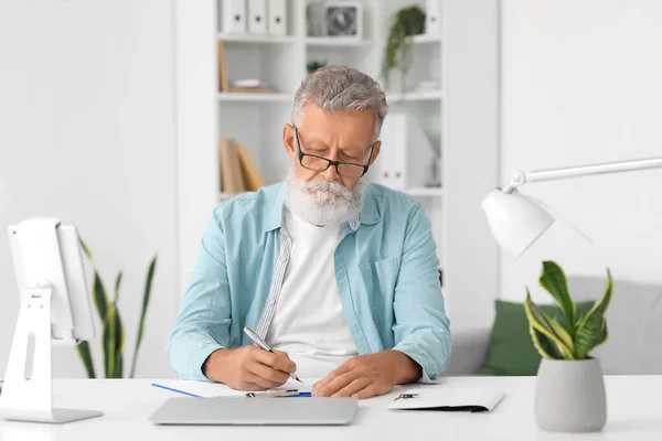 Senior Bearded Man Working Table Office — Stock Photo, Image
