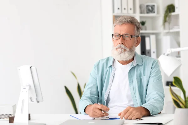 Senior Bearded Man Working Table Office — Stock Photo, Image