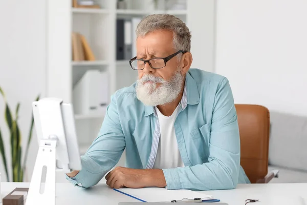 Senior Bearded Man Using Tablet Computer Table Office — Stock Photo, Image