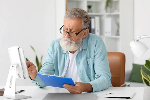 Senior Man Met Klembord Met Behulp Van Tablet Computer Aan — Stockfoto