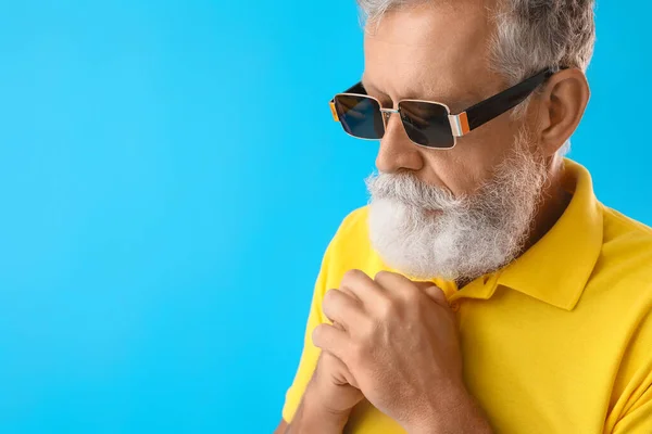 Älterer Bärtiger Mann Mit Sonnenbrille Auf Blauem Hintergrund Nahaufnahme — Stockfoto