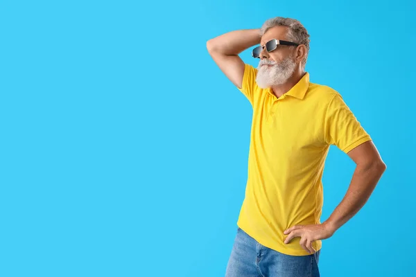 Старший Бородатий Чоловік Сонцезахисних Окулярах Синьому Фоні — стокове фото
