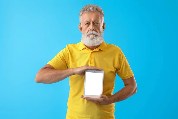 Mavi Arka Planda Tablet Bilgisayarı Olan Yaşlı Sakallı Adam — Stok fotoğraf
