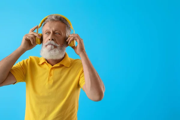 Senior Bearded Man Headphones Blue Background — Stock Photo, Image