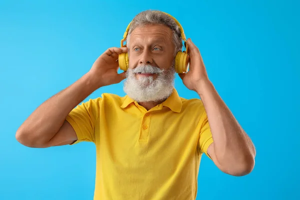 Homme Barbu Senior Dans Les Écouteurs Sur Fond Bleu — Photo