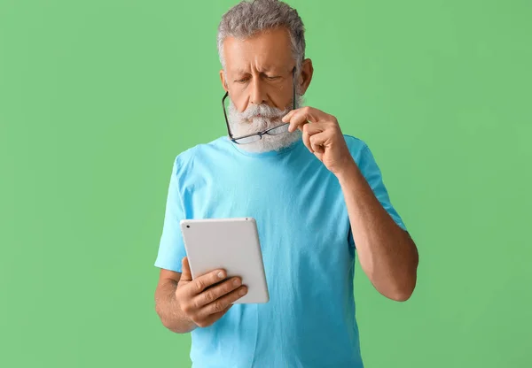 Senior Mit Brille Mit Tablet Computer Auf Grünem Hintergrund — Stockfoto