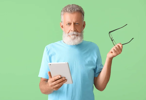 Senior Man Eyeglasses Tablet Computer Green Background — Stock Photo, Image