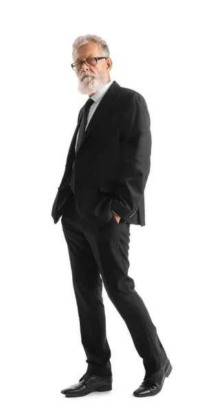 Älterer Bärtiger Mann Mit Brille Und Schwarzem Anzug Auf Weißem — Stockfoto
