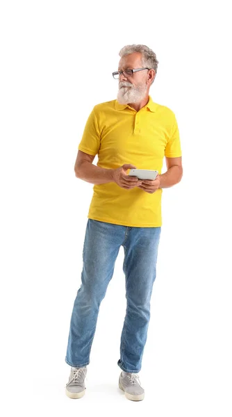 Senior Bebaarde Man Met Tablet Computer Witte Achtergrond — Stockfoto