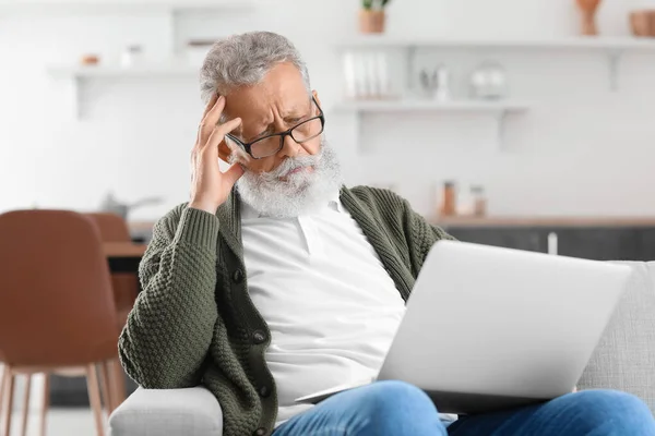 Gedachte Volwassen Man Met Laptop Zittend Bank Keuken — Stockfoto