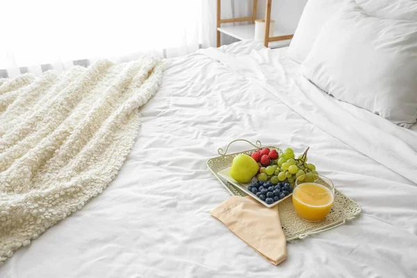 Yatak Odasındaki Beyaz Battaniyeye Meyve Suyu Dolu Tepsi — Stok fotoğraf
