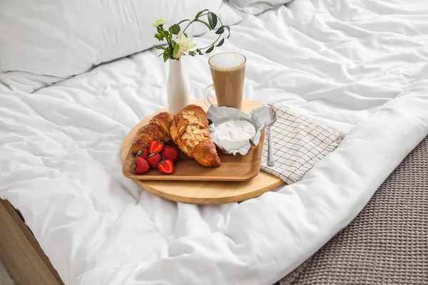 Taca Smacznym Śniadaniem Kawą Kwiatami Białym Kocu Sypialni — Zdjęcie stockowe