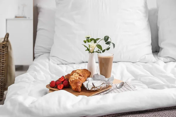 Tray Tasty Breakfast Coffee Flowers White Blanket Bedroom — Stock Photo, Image