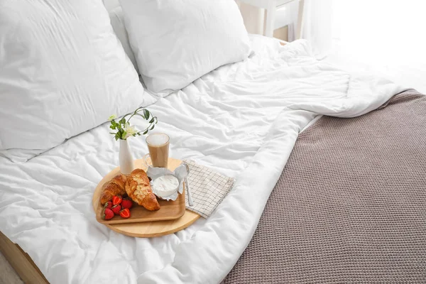 Kahvaltı Tepsisi Yatak Odasındaki Beyaz Battaniye Üzerinde Kahve Çiçekler — Stok fotoğraf