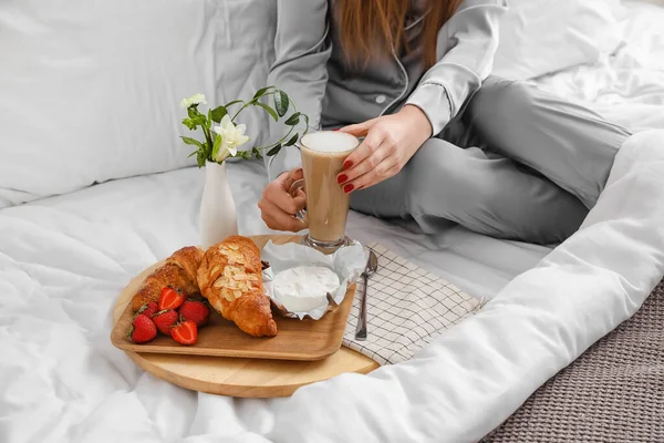 Γυναίκα Έχοντας Νόστιμο Πρωινό Στο Κρεβάτι Στο Σπίτι — Φωτογραφία Αρχείου