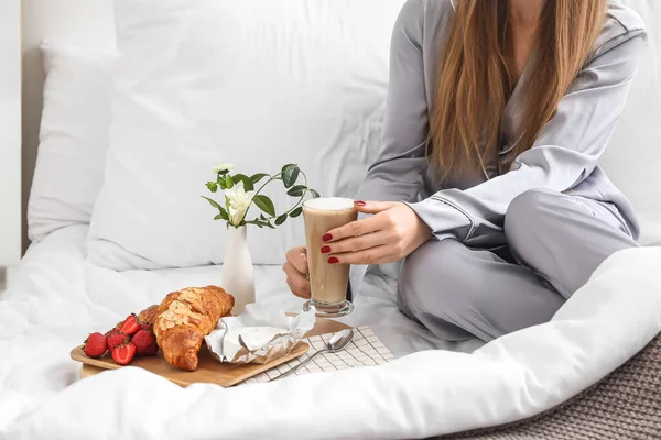 Frau Frühstückt Hause Bett — Stockfoto