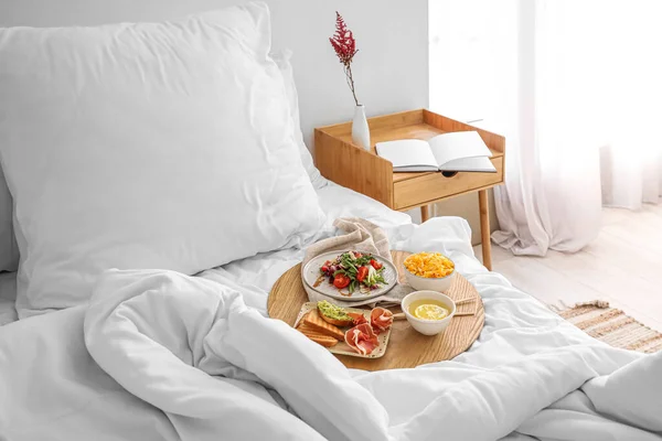 Yatak Odasındaki Beyaz Battaniyede Lezzetli Bir Kahvaltı — Stok fotoğraf