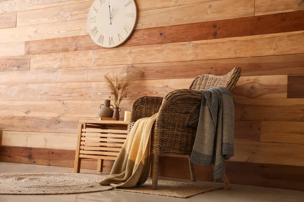 Interiér Útulného Obývacího Pokoje Proutěným Křeslem Dřevěným Stolem — Stock fotografie