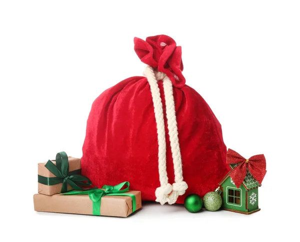 Κόκκινη Τσάντα Santa Claus Διακοσμήσεις Και Δώρα Στο Λευκό Φόντο — Φωτογραφία Αρχείου