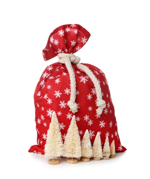 Weihnachtsmanntasche Und Dekorative Weihnachtsbäume Auf Weißem Hintergrund — Stockfoto