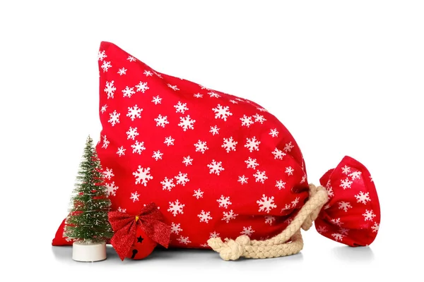 Weihnachtsmanntasche Und Dekorationen Auf Weißem Hintergrund — Stockfoto