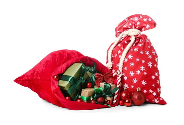 Weihnachtsmanntaschen Mit Dekorationen Und Geschenken Auf Weißem Hintergrund — Stockfoto