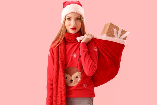 Beautiful Young Woman Santa Hat Holding Bag Gifts Pink Background — Stock Photo, Image
